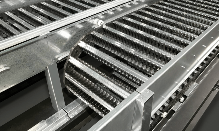 Las cadenas portacables de acero ofrecen una serie de beneficios que las convierten en un componente esencial en cualquier planta de producción.