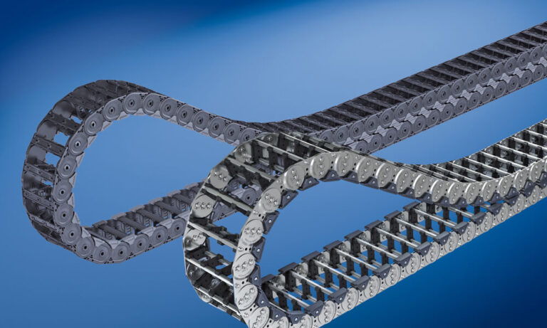 Las cadenas portacables permiten un movimiento fluido y seguro de cables y mangueras en maquinaria industrial, minimizando tiempos de inactividad por enredos o daños.