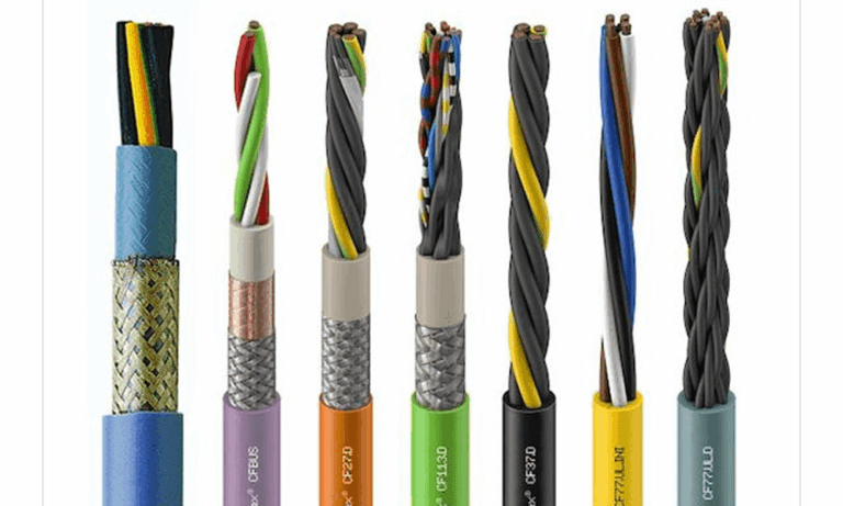 Los cables de movimiento continuo están construidos con materiales y diseños que les permiten resistir millones de ciclos de flexión sin fallar.