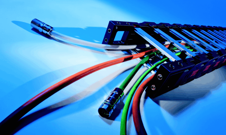 Existen diversas configuraciones de cadenas portacables híbridas, adaptándose a las necesidades específicas de cada aplicación.