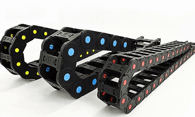 La elección de cadenas portacables plásticas ofrece una serie de ventajas significativas.