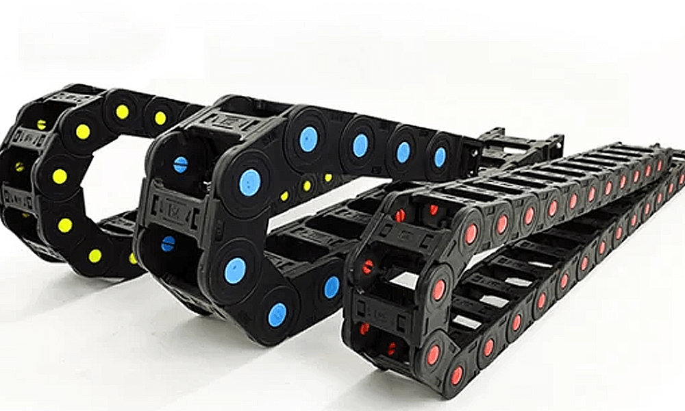 Cadenas Portacables Plásticas: Flexibilidad, Ligereza y Versatilidad para gestionar Cables