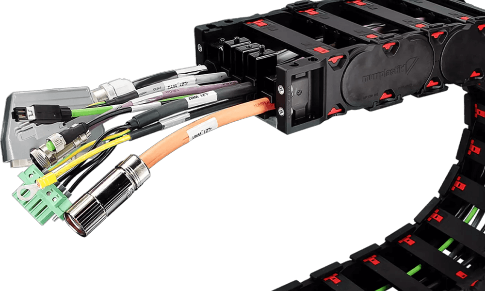 Cables de Datos y cadenas portacables: El Sistema Nervioso de la Industria 4.0
