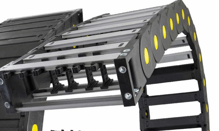 La inversión en cadenas portacables híbridas se traduce en una serie de ventajas estratégicas y económicas para cualquier operación industrial.