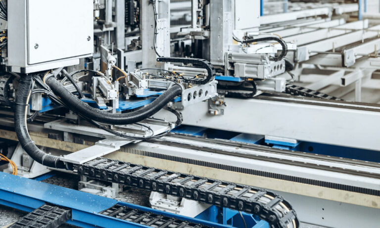 Las cadenas portacables se adaptan a las necesidades específicas de cada sector.
