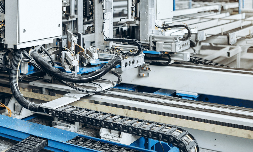 Cadenas Portacables: El Eje Silencioso de la Automatización en Monterrey y la Región